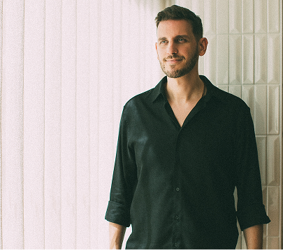 Alexis Alcalá, founder of InnerCamp and creator of the Holosomatic® Method and breathwork facilitator training