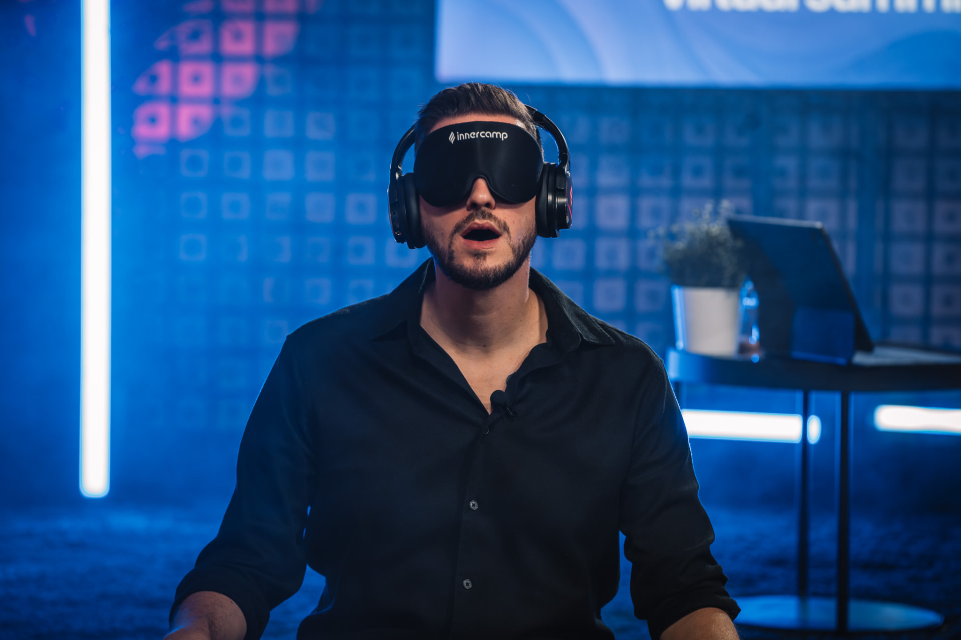 Participant wearing an InnerCamp blindfold and headphones during a Holosomatic® online session