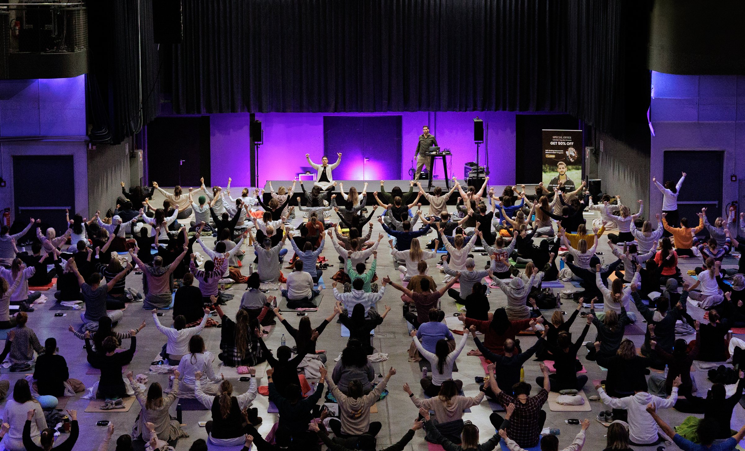 A full InnerCamp hall practising together