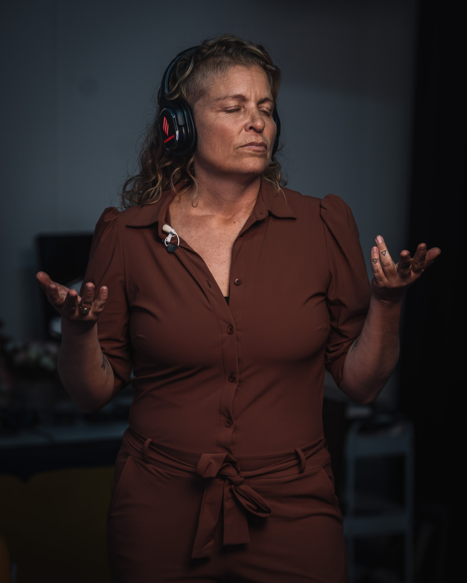 Marjolein van Ommeren guiding a session with eyes closed and headphones on