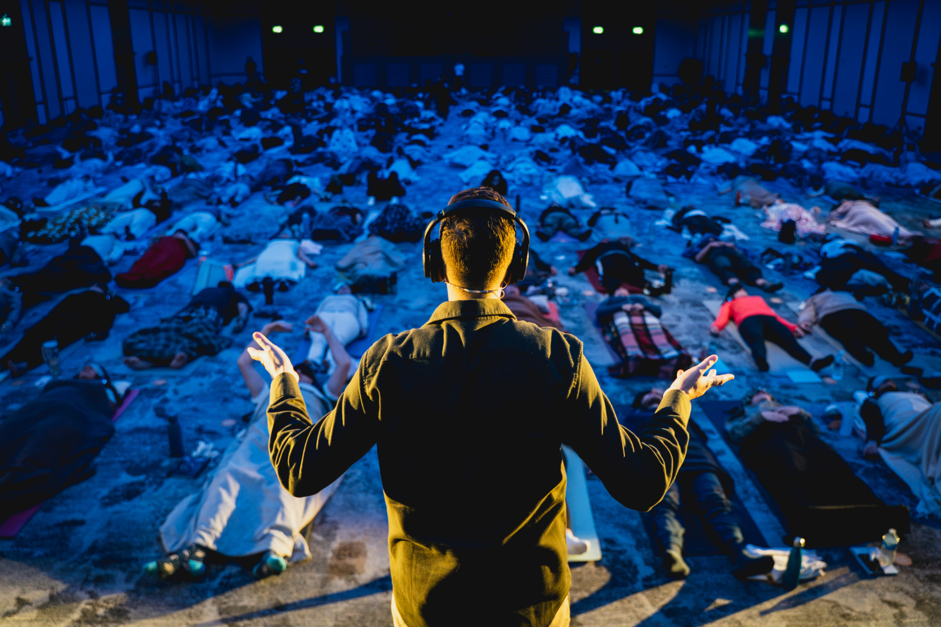 Alexis Alcalá facing the room during a Holosomatic® Experience