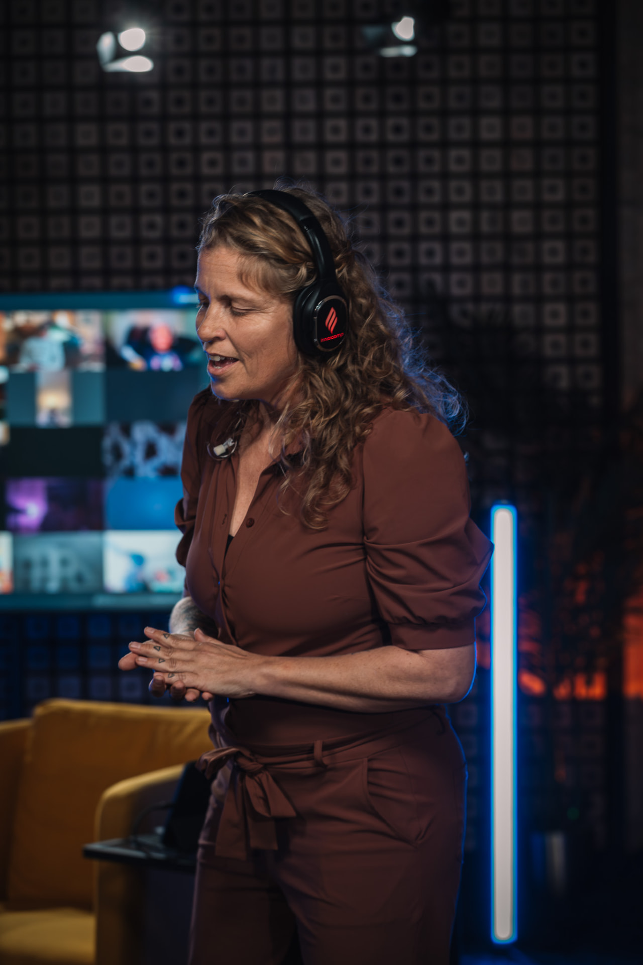 Marjolein guiding the online group live from the studio